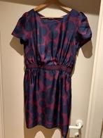 Prachtige jurk - trendkleuren blauw en bordeaux - taille 42, Vêtements | Femmes, Robes, Taille 42/44 (L), Enlèvement ou Envoi