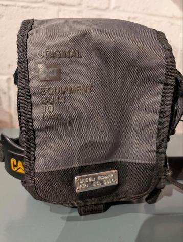 CATERPILLAR tas met riem. beschikbaar voor biedingen