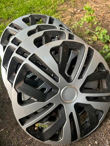 4 universele wieldoppen voor alle merken en 14" aanhangwagen beschikbaar voor biedingen