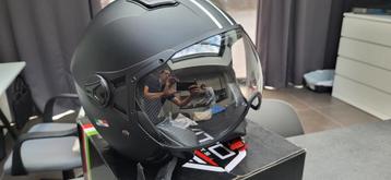 Helm met vizier beschikbaar voor biedingen