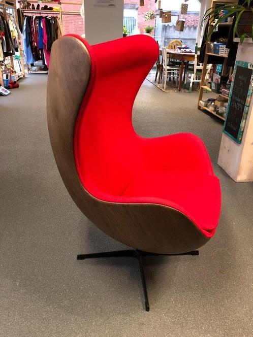 Egg chair rood. Nieuw!, Huis en Inrichting, Fauteuils, Nieuw, Hout, Metaal, Stof, Ophalen