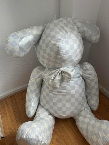 Grote teddybeer met geruit patroon beschikbaar voor biedingen