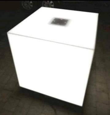 5x grote led cubes te koop beschikbaar voor biedingen