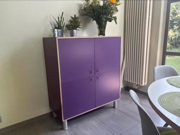 Paarse commode opbergkast. beschikbaar voor biedingen