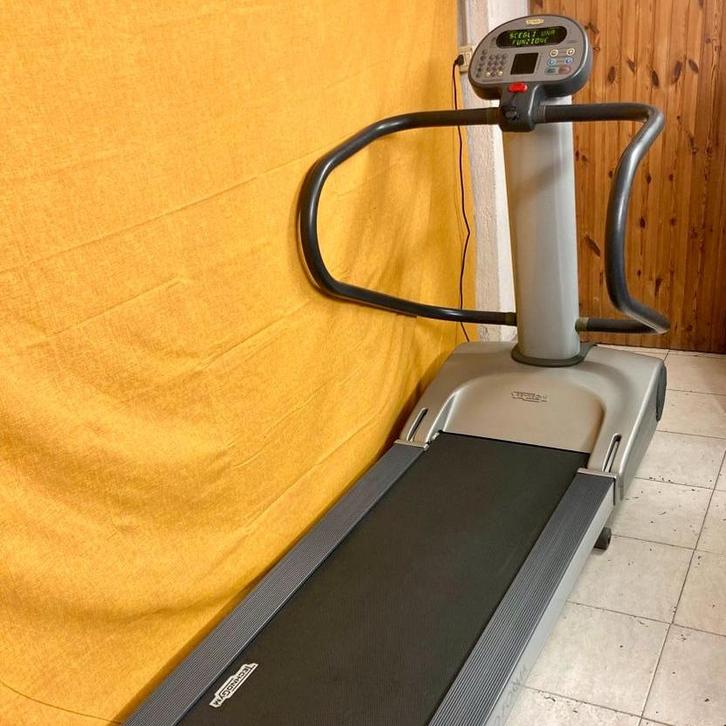 Technogym - Professionele inklapbare loopband, Sport en Fitness, Fitnessapparatuur, Zo goed als nieuw, Loopband, Ophalen