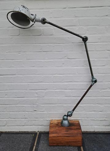 Lampe industrielle Jielde à trois bras