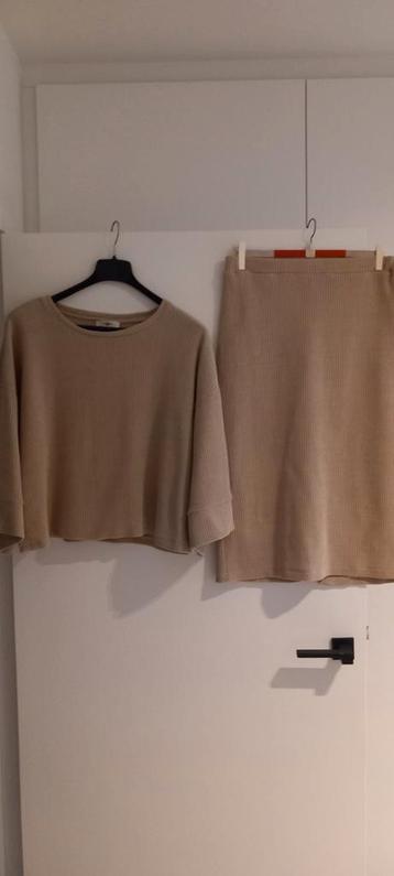 2 delig stuks,  rok en trui van Michael John.  beschikbaar voor biedingen