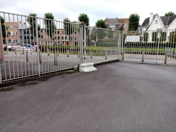Autostaanplaats op wandelafstand van het station. beschikbaar voor biedingen