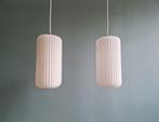Paire de suspensions Philips, opaline blanche cannelée,1960, Antiquités & Art, Antiquités | Éclairage, Enlèvement ou Envoi