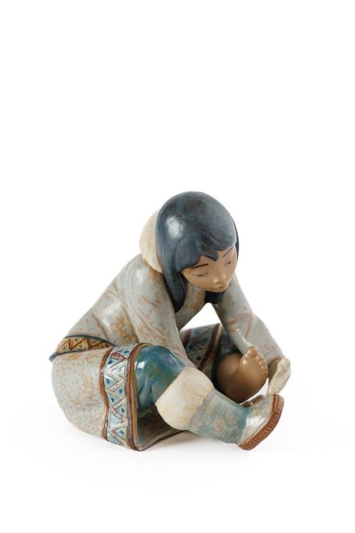 LLADRO eskimo girl with cold feet, Verzamelen, Beelden en Beeldjes, Zo goed als nieuw, Mens, Ophalen of Verzenden