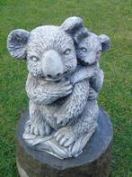 Standbeeld van een kleine koala+ in grijs-witte platte steen, Tuin en Terras, Tuinbeelden, Ophalen, Nieuw, Steen, Dierenbeeld