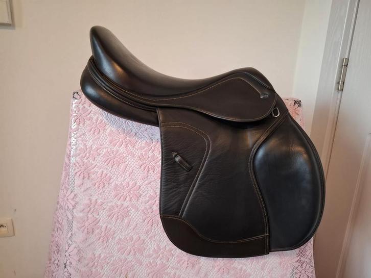 Ikonic Light springzadel 18" 2021 (donkerbruin), Dieren en Toebehoren, Paarden en Pony's | Zadels, Gebruikt, Springen, Ophalen of Verzenden