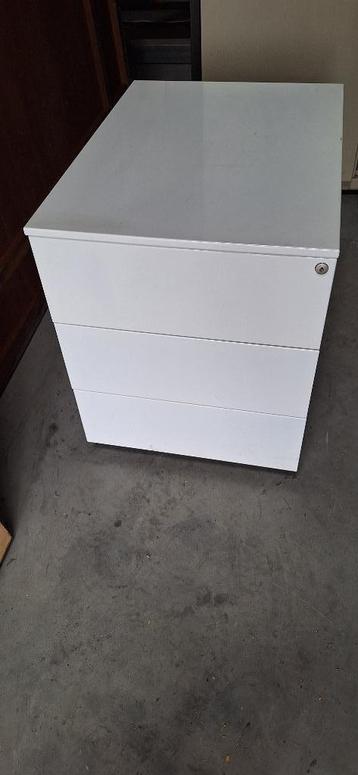 Bureau Lade box beschikbaar voor biedingen