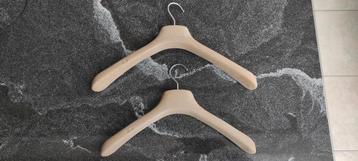 Stevige kleerhangers uit massief kunststof houtimitatie met  beschikbaar voor biedingen