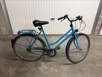 Oude damesfiets beschikbaar voor biedingen