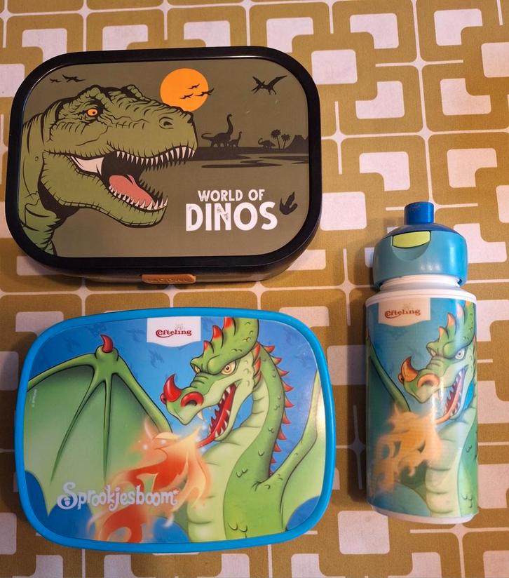2 brooddozen met dino en draak en drinkbeker van Mepal, Diversen, Schoolbenodigdheden, Gebruikt, Ophalen of Verzenden