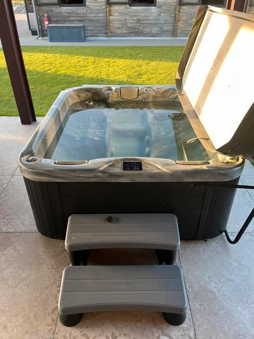 Jacuzzi  Viskan - V serie - Almö, Tuin en Terras, Bubbelbaden en Hottubs, Zo goed als nieuw, Vast, Afdekzeil, Grondzeil, Filter