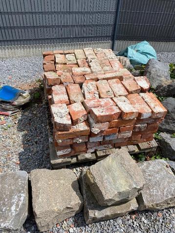Briques anciennes à nettoyer beschikbaar voor biedingen
