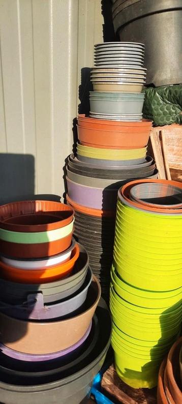 Allerlei kweekpotjes verschillende maten  beschikbaar voor biedingen