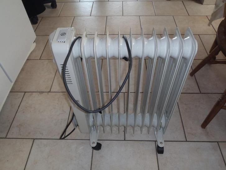 olieradiator met regelbare thermostaat, Doe-het-zelf en Bouw, Verwarming en Radiatoren, Zo goed als nieuw, Radiator, Ophalen of Verzenden