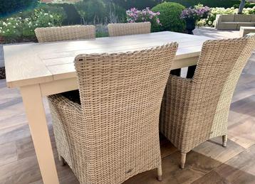 Set: stevige houten tuintafel met 4 stoelen beschikbaar voor biedingen
