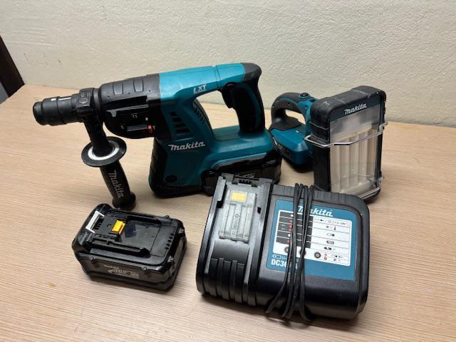 Makita boor-en beitelhamer, werflamp, oplader, 2 batterijen, Doe-het-zelf en Bouw, Gereedschap | Boormachines, Gebruikt, Ophalen
