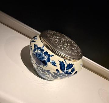Delfts blauwe tabakspot uit 1941 met zilveren deksel 835 beschikbaar voor biedingen