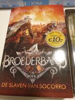 John Flanagan - BROEDERBAND DEEL 4 : De slaven van Socorro, Boeken, Ophalen of Verzenden, Zo goed als nieuw, John Flanagan