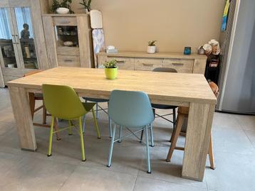 Eettafel beschikbaar voor biedingen
