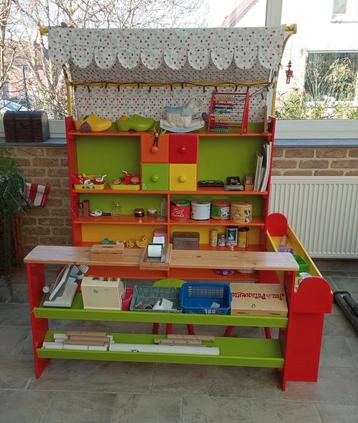 grote, zelfgemaakte houten speelwinkel beschikbaar voor biedingen