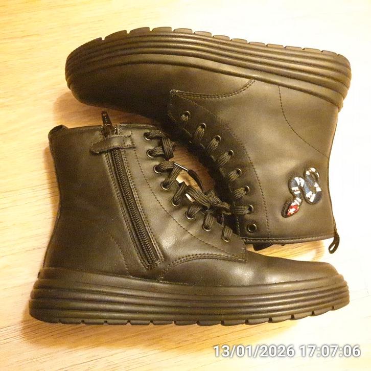 Geox Meisje
Maat 37 zwart, Kinderen en Baby's, Kinderkleding | Schoenen en Sokken, Nieuw, Schoenen, Meisje, Ophalen of Verzenden