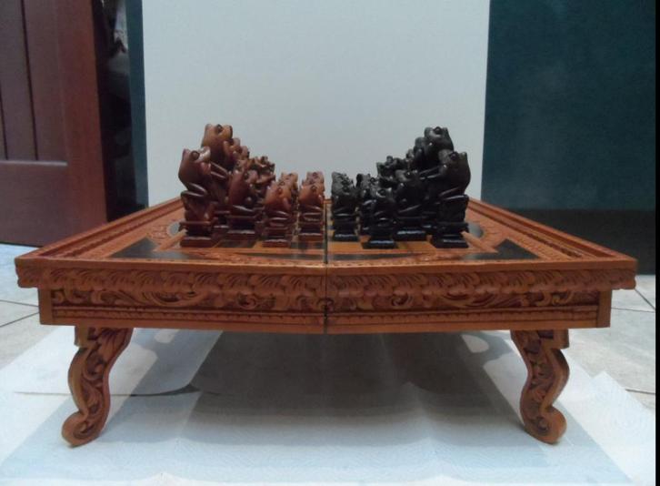 Prachtige schaaktafel met zeer mooie hardhouten schaakstukk, Hobby en Vrije tijd, Gezelschapsspellen | Bordspellen, Zo goed als nieuw