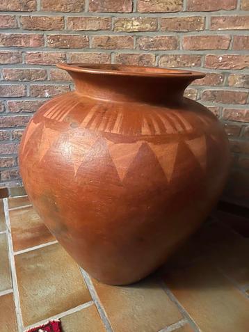 Grote pot  beschikbaar voor biedingen