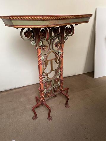 Vintage gietijzeren bijzettafeltje beschikbaar voor biedingen