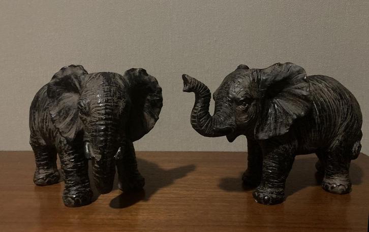 Beeldjes van een olifanten paar, Collections, Statues & Figurines, Comme neuf, Animal, Enlèvement ou Envoi