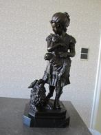 bronzen beeld meisje met hondjes getekend F. Barbedienne, Ophalen, Brons