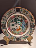 Twee Chinese porselein borden in antieken houders ., Antiek en Kunst, Ophalen