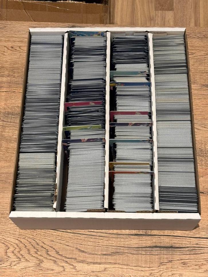 Doos met +- 4000 pokémon bulk kaarten, Hobby & Loisirs créatifs, Jeux de cartes à collectionner | Pokémon, Comme neuf, Plusieurs cartes