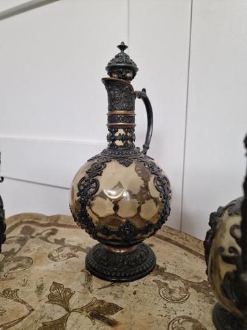 likeurset. materiaal: gekleurd glas en tin.  beschikbaar voor biedingen