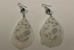 Oorbellen met witte pluimen met print en blauwe strass-steen, Handtassen en Accessoires, Oorbellen, Hangers, Wit, Nieuw, Ophalen of Verzenden