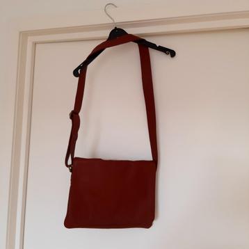 Sac à main en cuir rouge avec bandoulière disponible aux enchères