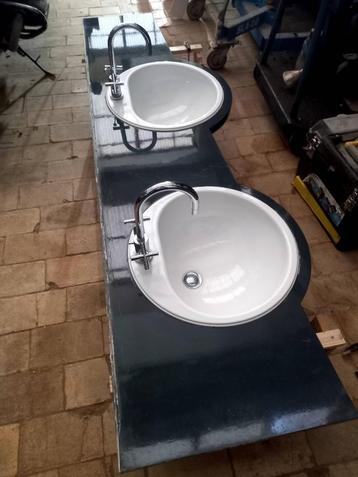 Wastafel met 2 wasbakken en 2 kranen beschikbaar voor biedingen