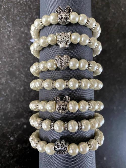 Beaux bracelets en perles d'imitation avec breloque, NEUF, Bijoux, Sacs & Beauté, Bracelets, Neuf, Élastique, Avec bracelets à breloques ou perles