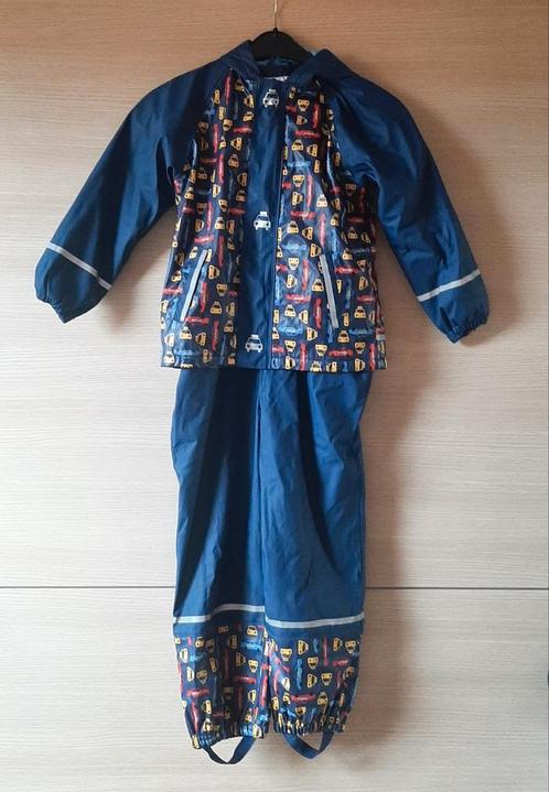 Tof blauw regenpak met auto's maat 122 (zie foto's), Kinderen en Baby's, Kinderkleding | Maat 122, Zo goed als nieuw, Jongen, Setje