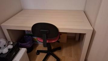 Degelijke bureau van keldermans beschikbaar voor biedingen
