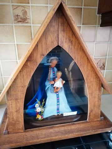Wassen Mariabeeld met kindje in houten kapelletje  beschikbaar voor biedingen