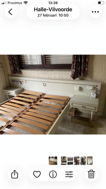 Bed met nachttafels en commode beschikbaar voor biedingen