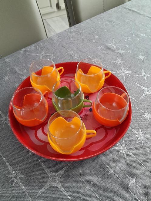 Vintage 6 glazen/plastic bekers + metalen dienblad in goede, Antiek en Kunst, Curiosa en Brocante, Ophalen of Verzenden