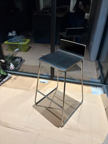 Stoelkruk in zwart hout met chroom poot beschikbaar voor biedingen