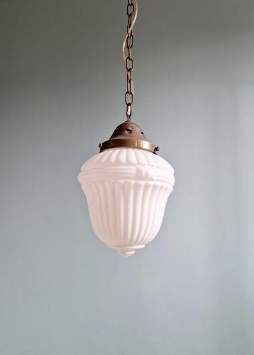 Art Deco hanglamp in geperst gegoten wit opaline glas beschikbaar voor biedingen